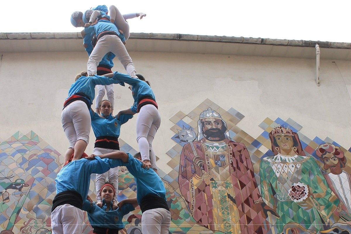 Els Castellers de Terrassa, davant del mural de la Patum.