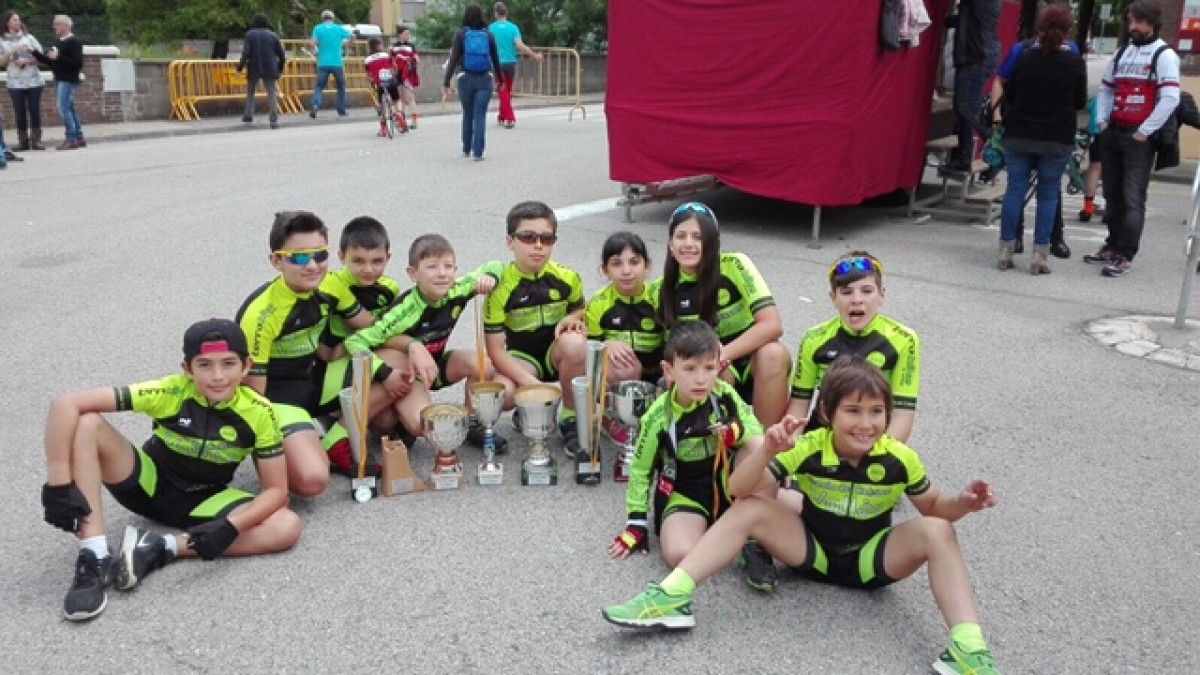Els nens i nenes de l'Escola Ciclisme Vallès, amb els trofeus aconseguits a Olot.