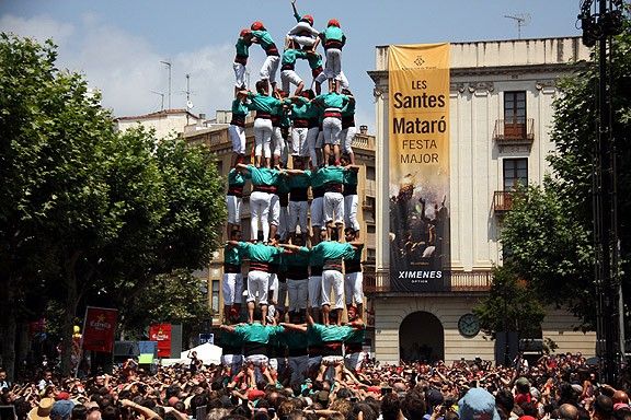 L'enxaneta fent l'aleta en l'impressionant nou de vuit dels Castellers de Vilafranca.