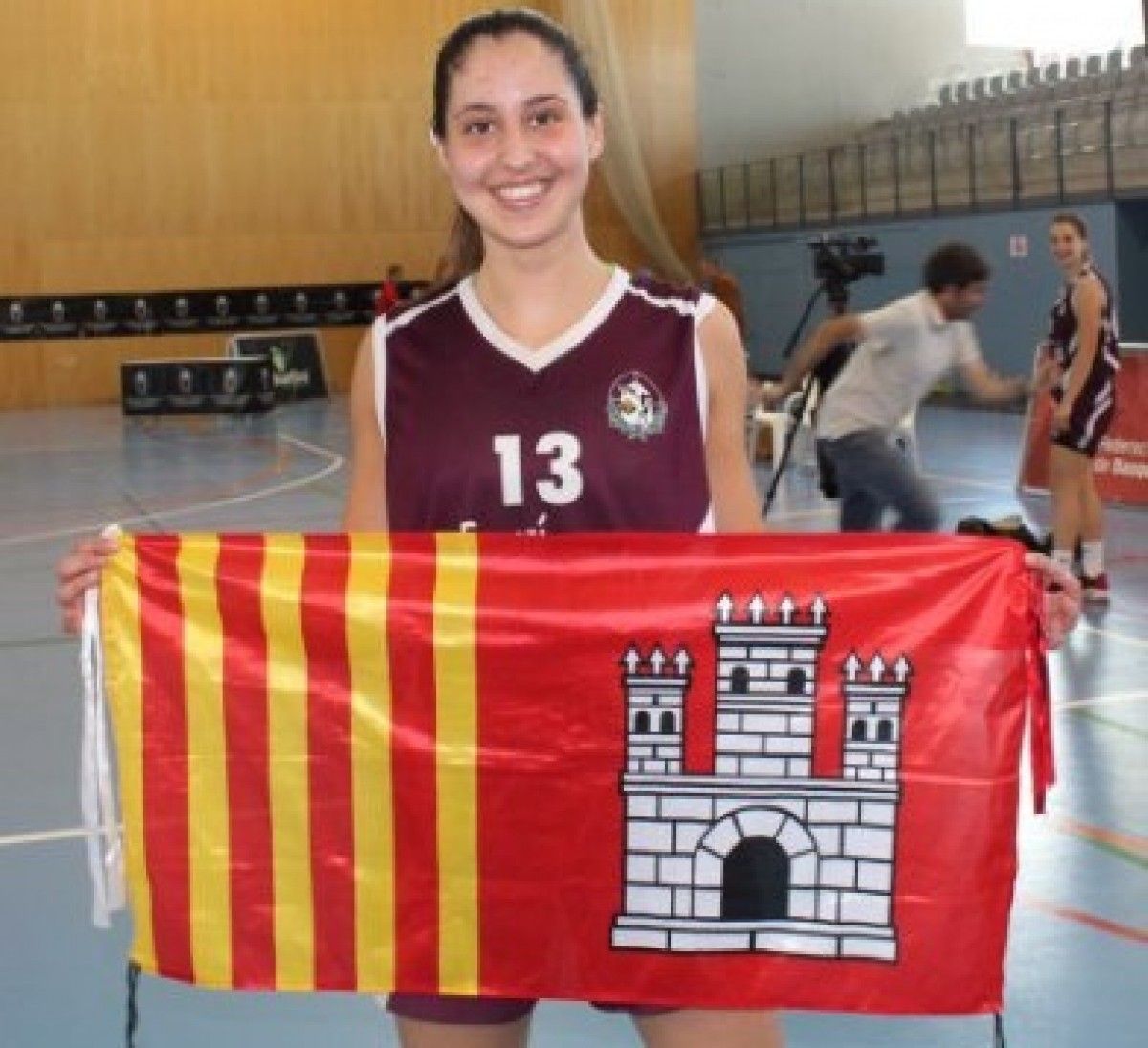 Elena Fernández, amb la bandera de Terrassa després de la final.