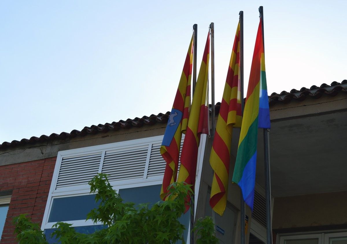 La bandera irisada, a la dreta, a Viladecavalls.