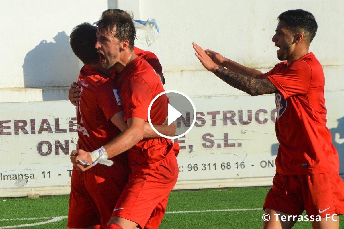 Els jugadors del Terrassa FC celebren el gol de Velillas a Ontinyent.