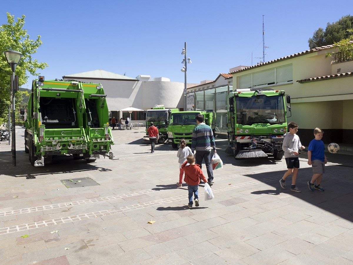 Quatre dels nous vehicles es van presentar a la plaça de la Cultura i ja han entrat en funcionament.