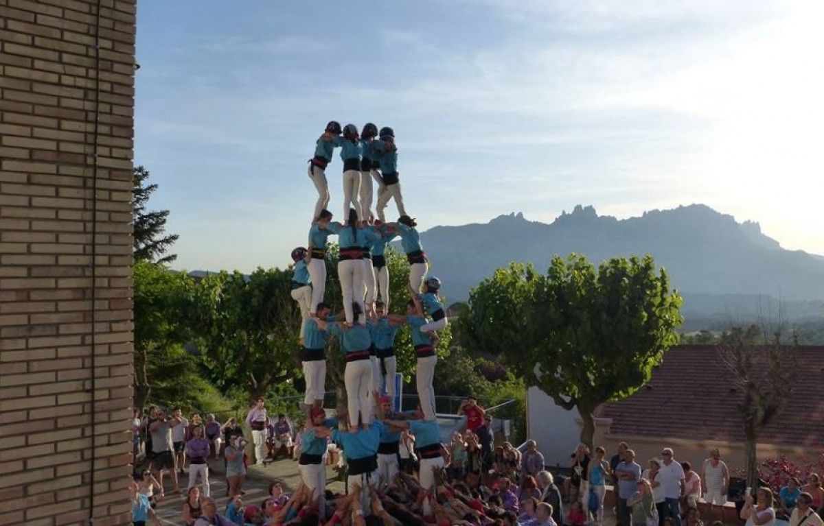Els Castellers de Terrassa, a Vacarisses, amb Montserrat al fons.