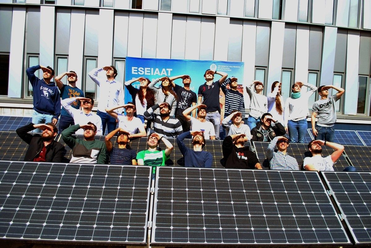 Els estudiants participants al projecte, a la planta fotovoltaica.