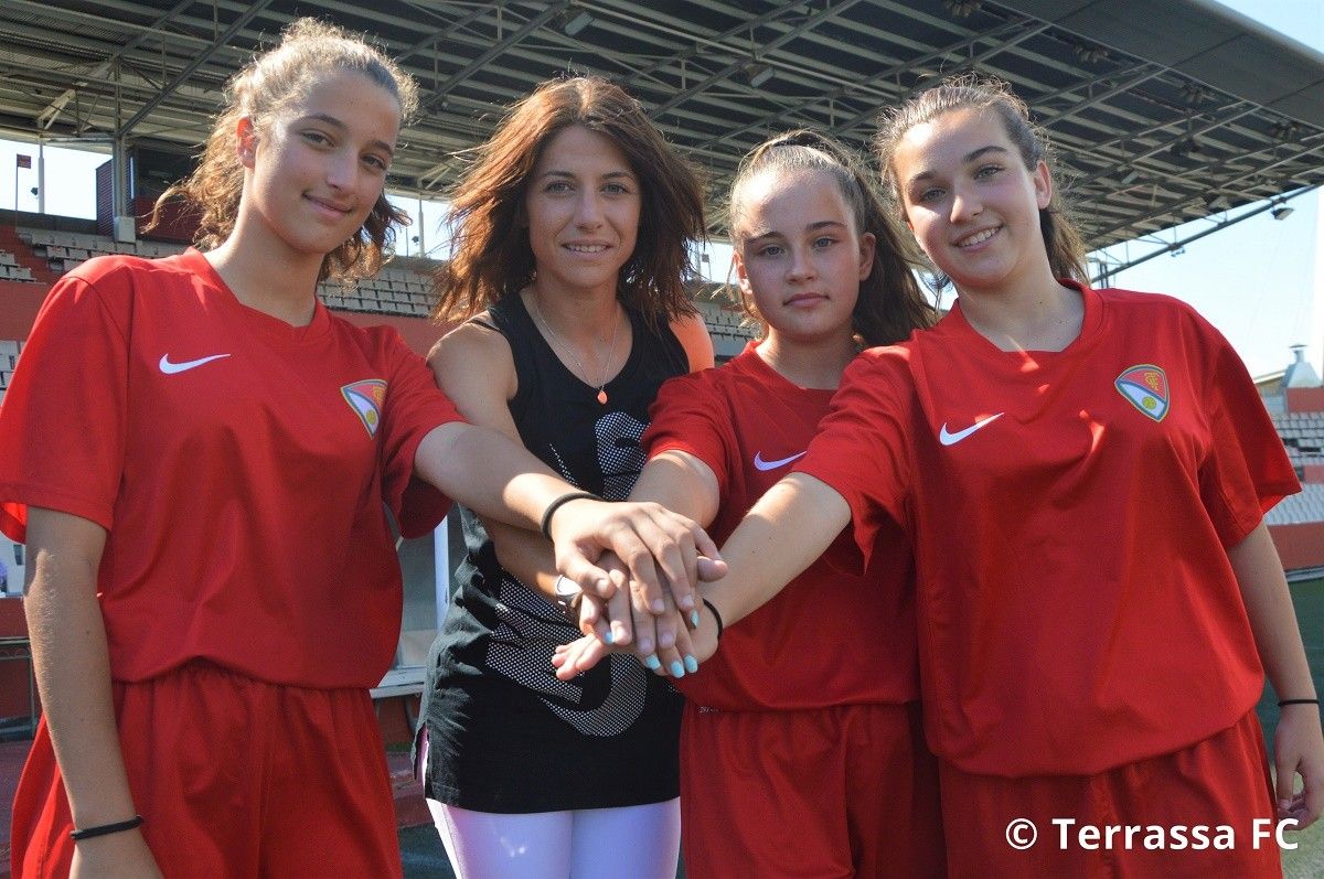 Vicky Losada, amb jugadores del Terrassa FC.
