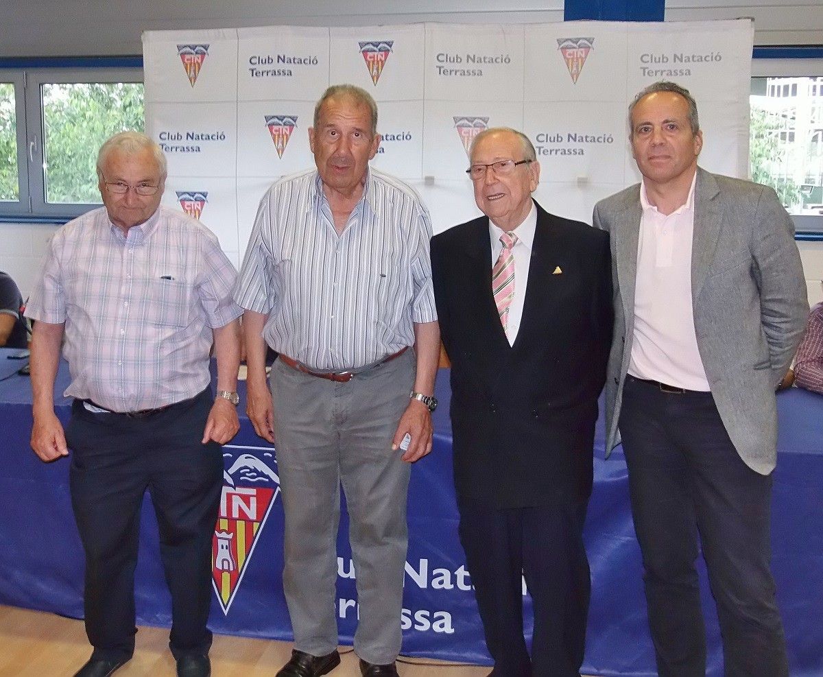 Els tres socis més antics del CN Terrassa, d'esquerra a dreta: Juli Balsebre (número 3), Jaume Soriguera (2) i Daniel Saumell (1), amb el president Jordi Martín.