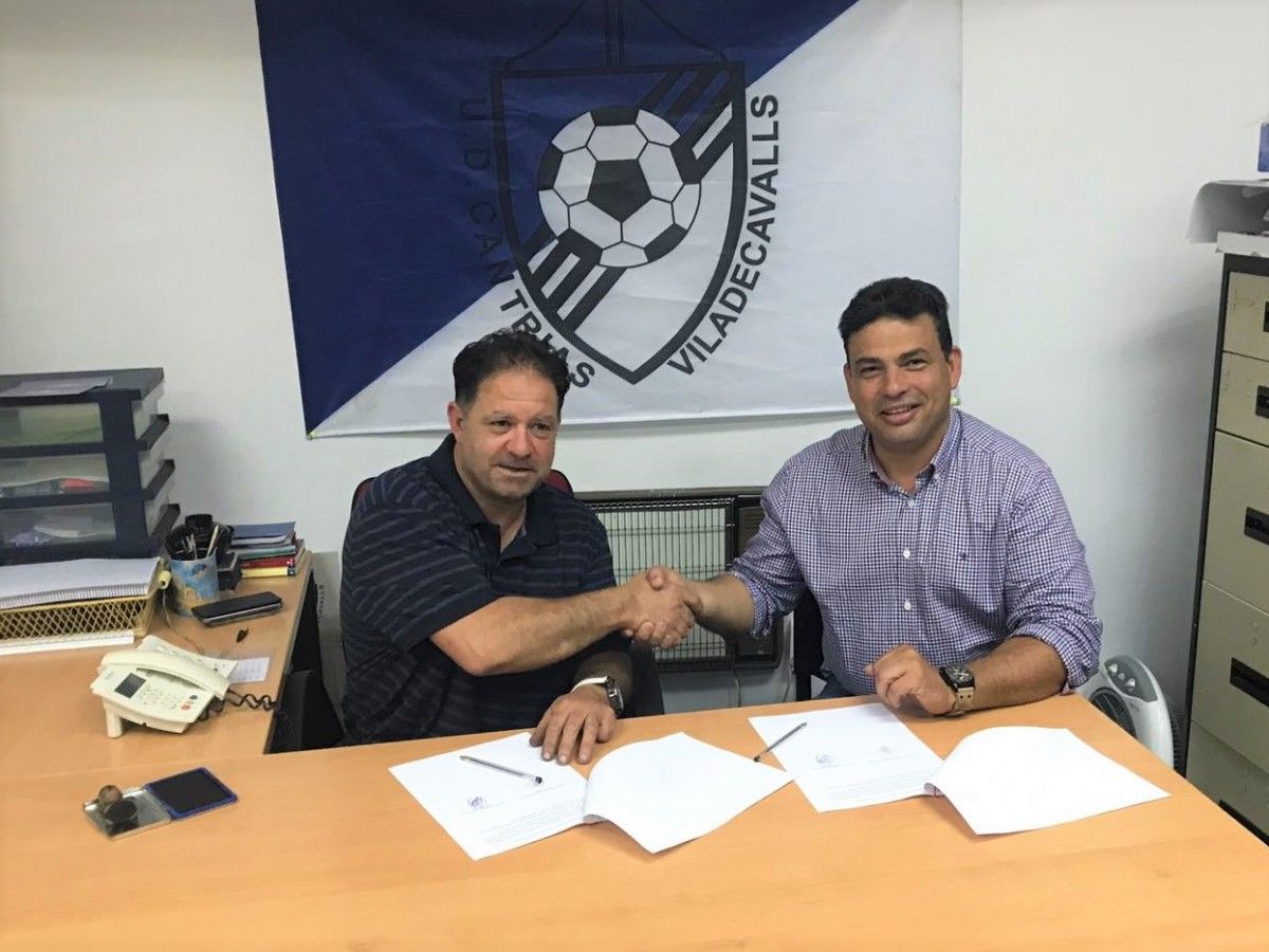 Representants de la UD Can Trias i el Terrassa FC, tancant l'acord.