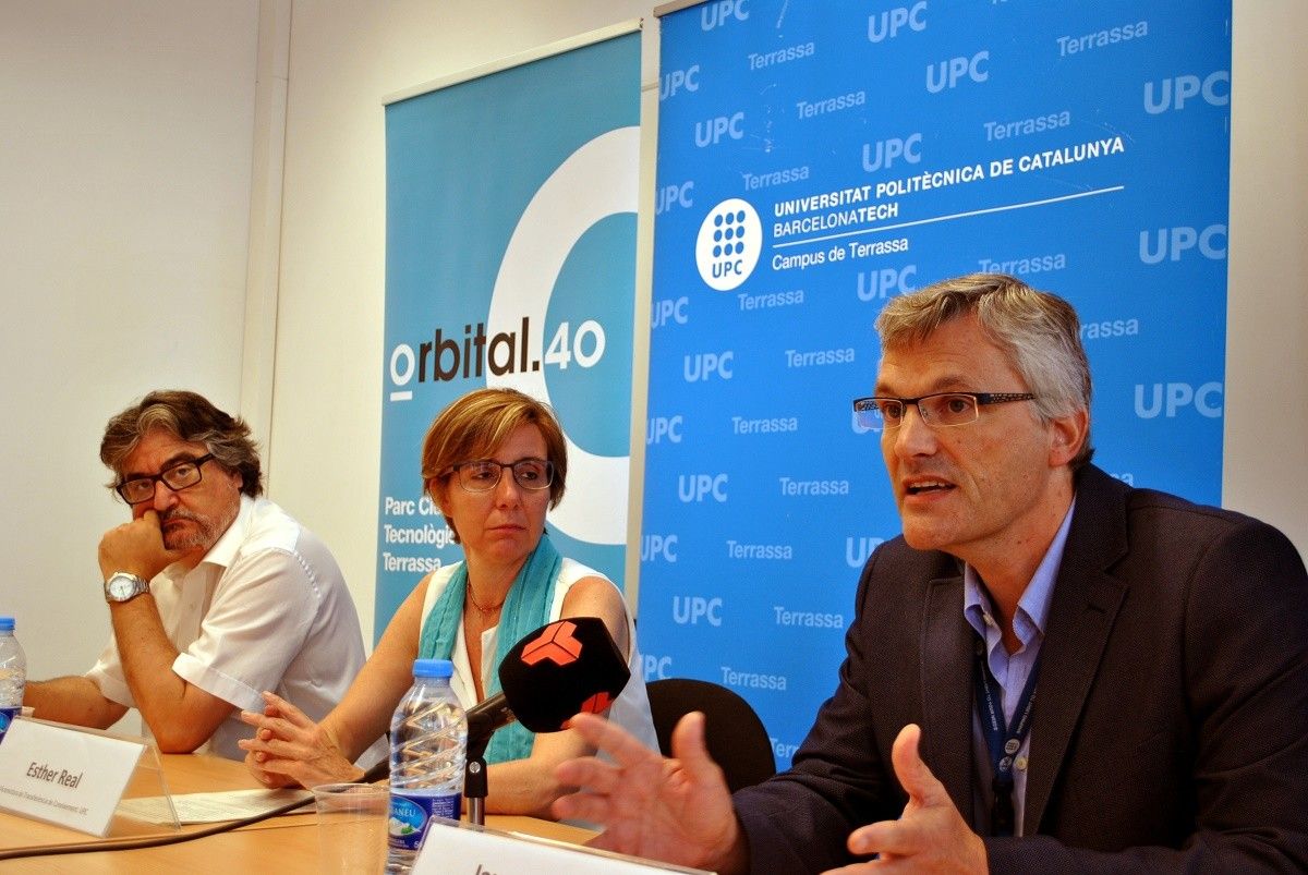 Amadeu Aguado, amb Esther Real, Vicerrectora de Transferència de Tecnologia i Jaume Castellà, investigador del CD6 de la UPC
