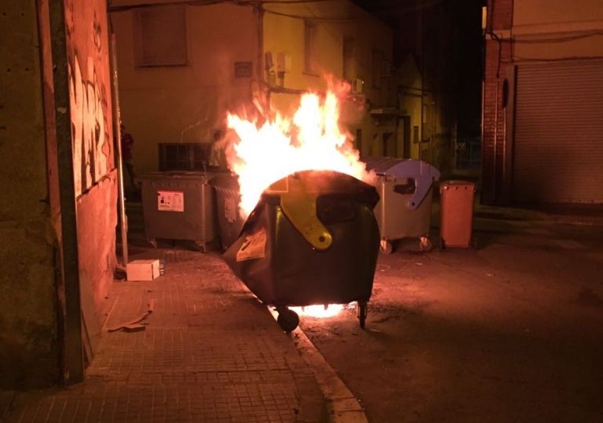 Un contenidor en flames, al barri de Sant Pere de Terrassa.
