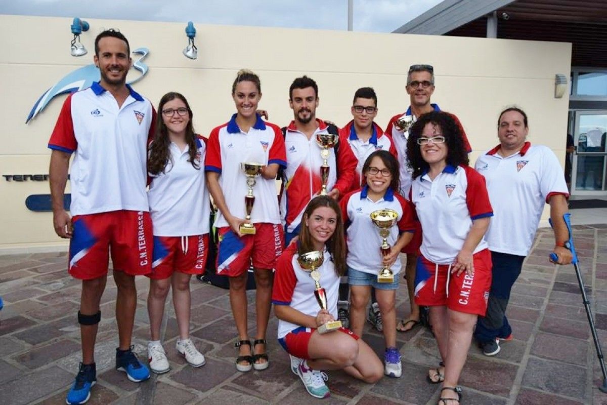 Els nedadors del CN Terrassa que van participar a l'Open de Tenerife.