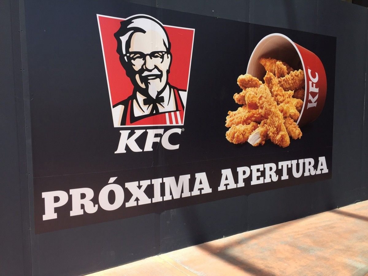 Un mural anuncia la propera obertura del KFC al Parc Vallès.