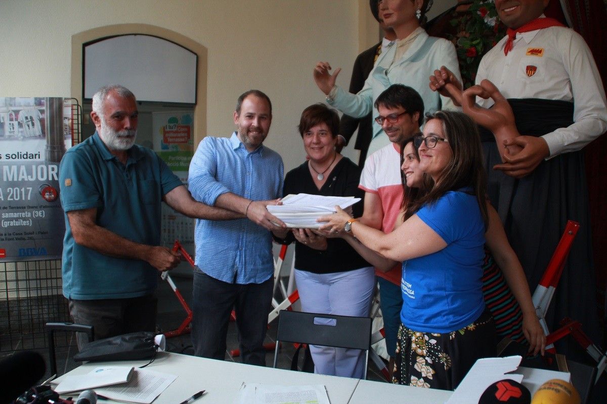 La Taula de l'Aigua, entregant les 8.000 signatures per la municipalització de l'aigua.