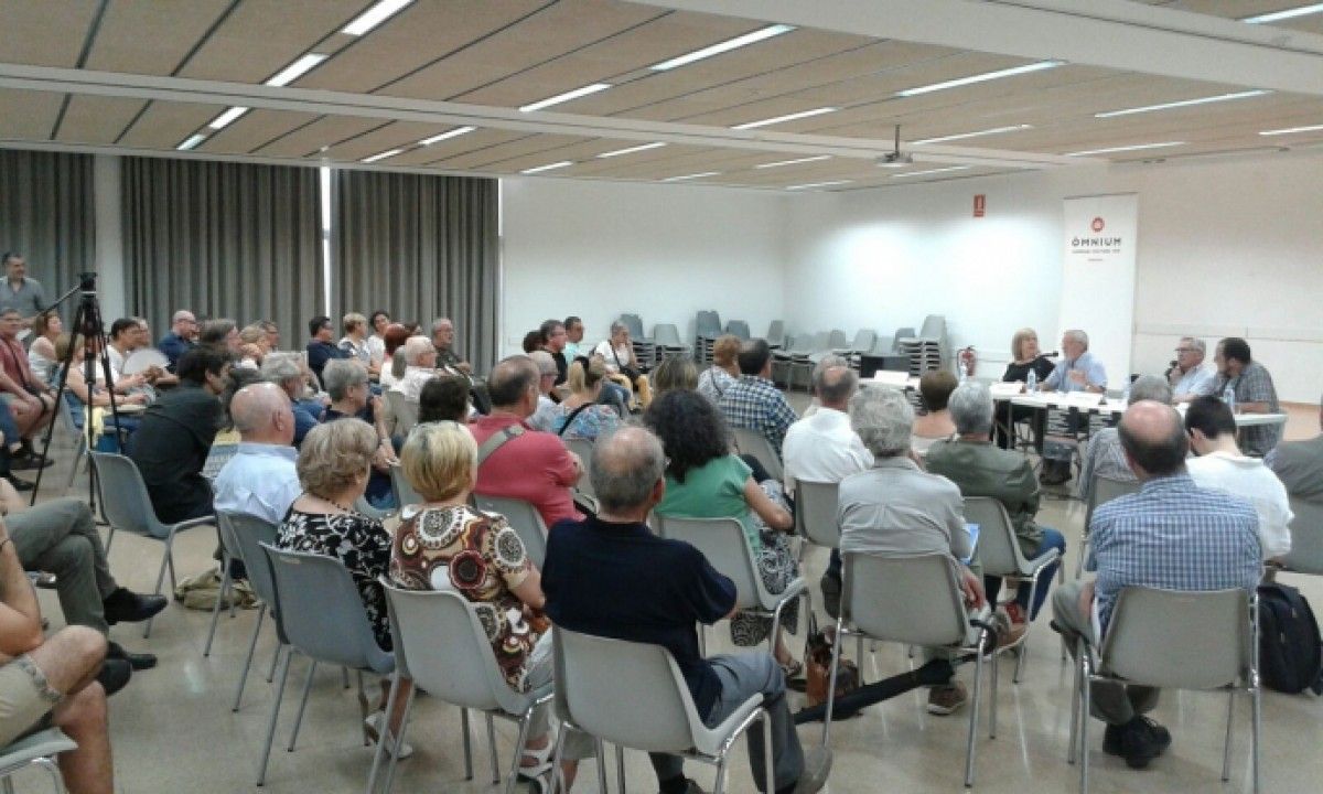L'acte va aplegar una seixantena d'assistents al centre cívic Montserrat Roig.