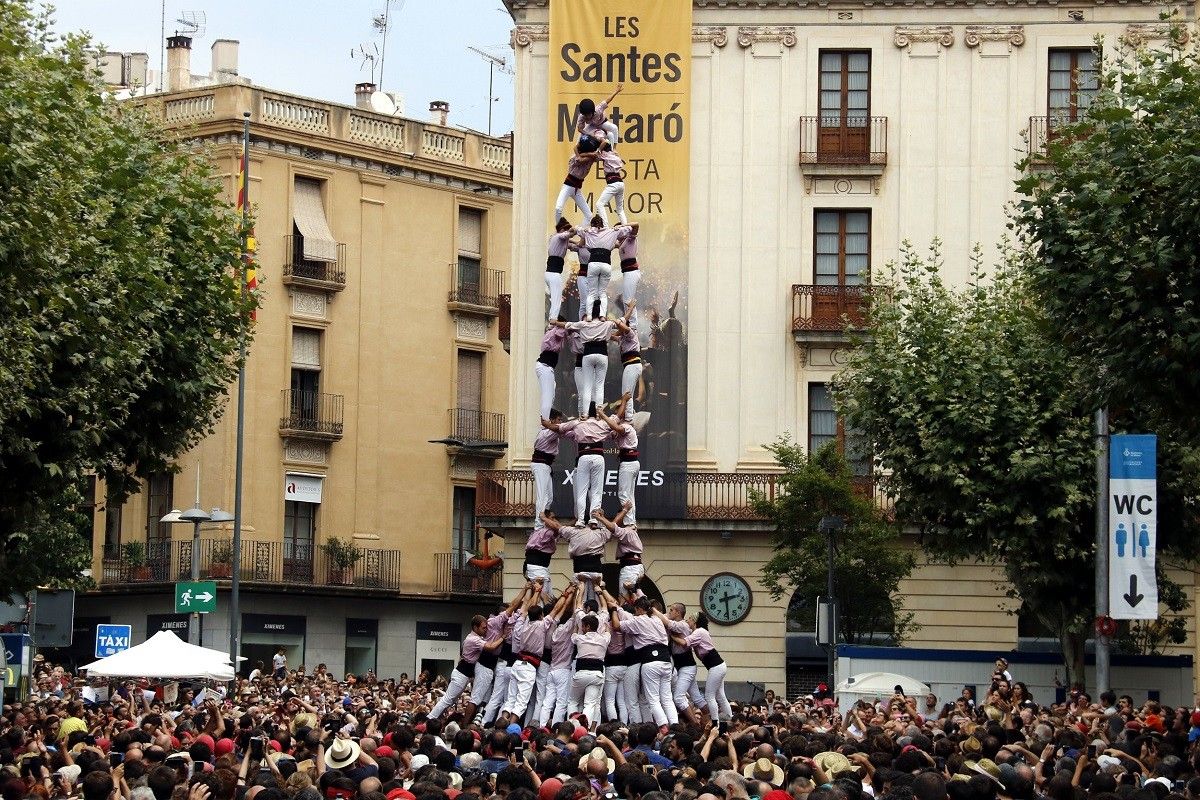 El quatre de nou amb folre dels Minyons de Terrassa a la Diada de Les Santes de Mataró.