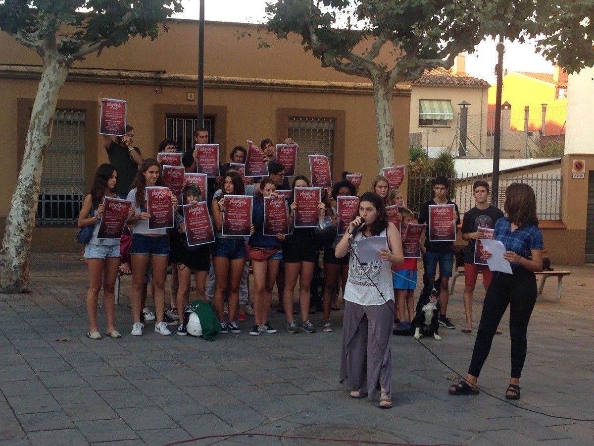 Membres i simpatitzants de Vilagatzara reivindicant el paper de les entitats juvenils a la plaça