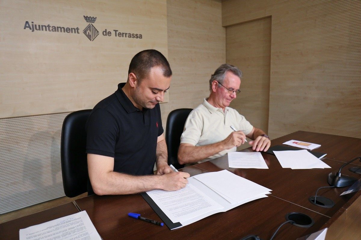 Jordi Ballart, alcalde de Terrassa, i Marià Gàllego, president de l'assemblea local de Creu Roja signant el conveni de col·laboració