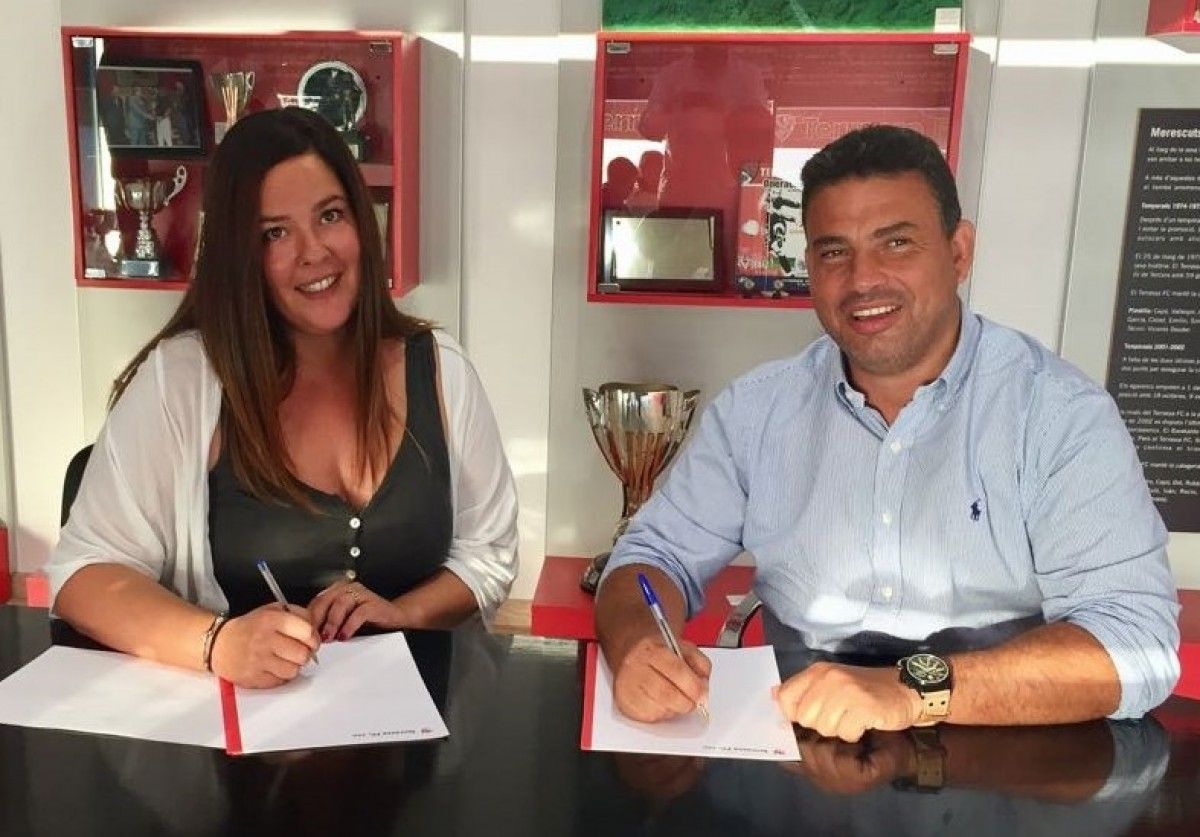 El president del Terrassa FC, Jordi Cuesta, i la presidenta del CD Can Parellada, Miriam Tomás, signen l'acord de col·laboració
