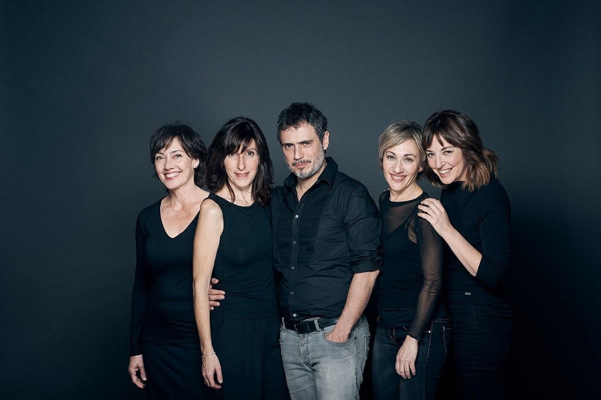 El director de l'obra 'E.V.A.', Julio Manrique, amb les actrius de T de Teatre.