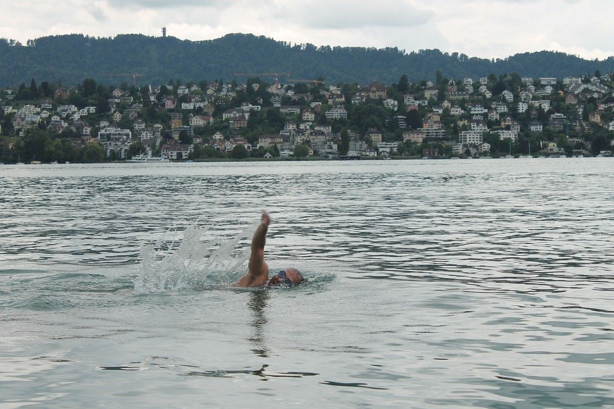 Victor Galve creuant el llac de Zuric, a Suïssa
