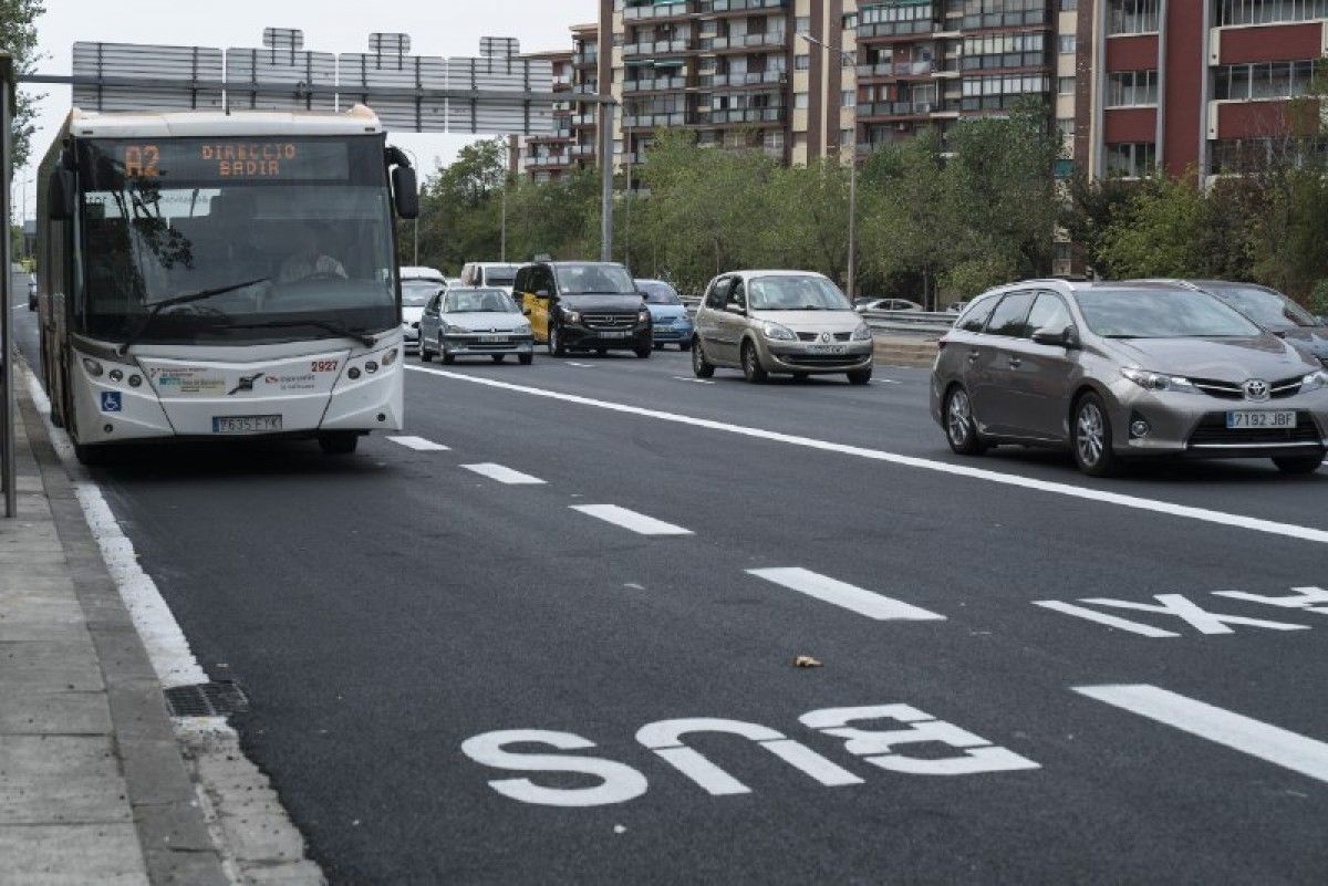 El nou carril bus de l'avinguda Meridiana de sortida de Barcelona