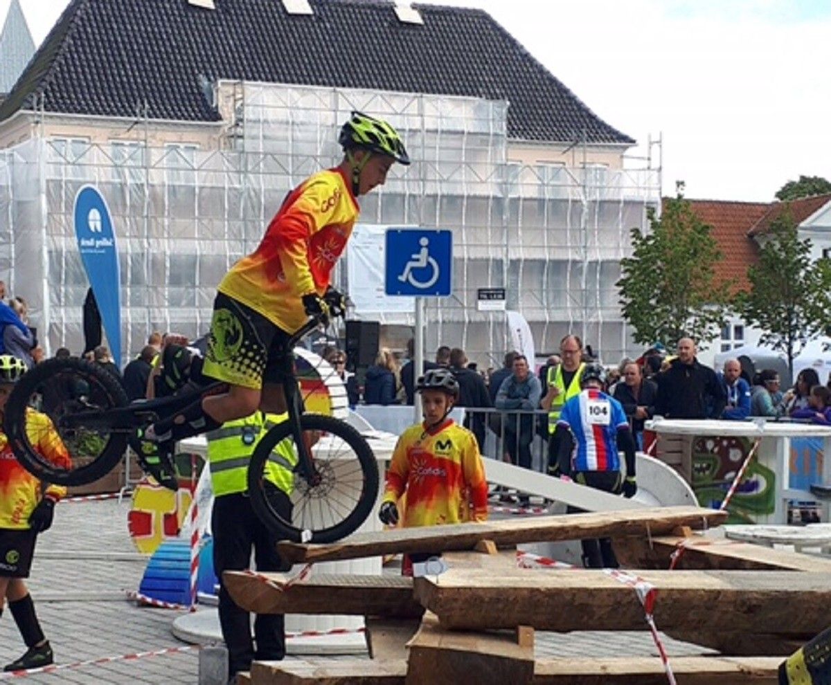 Pol Cabré-Verdiell completant una de les proves dels Jocs Mundials de trial-bici