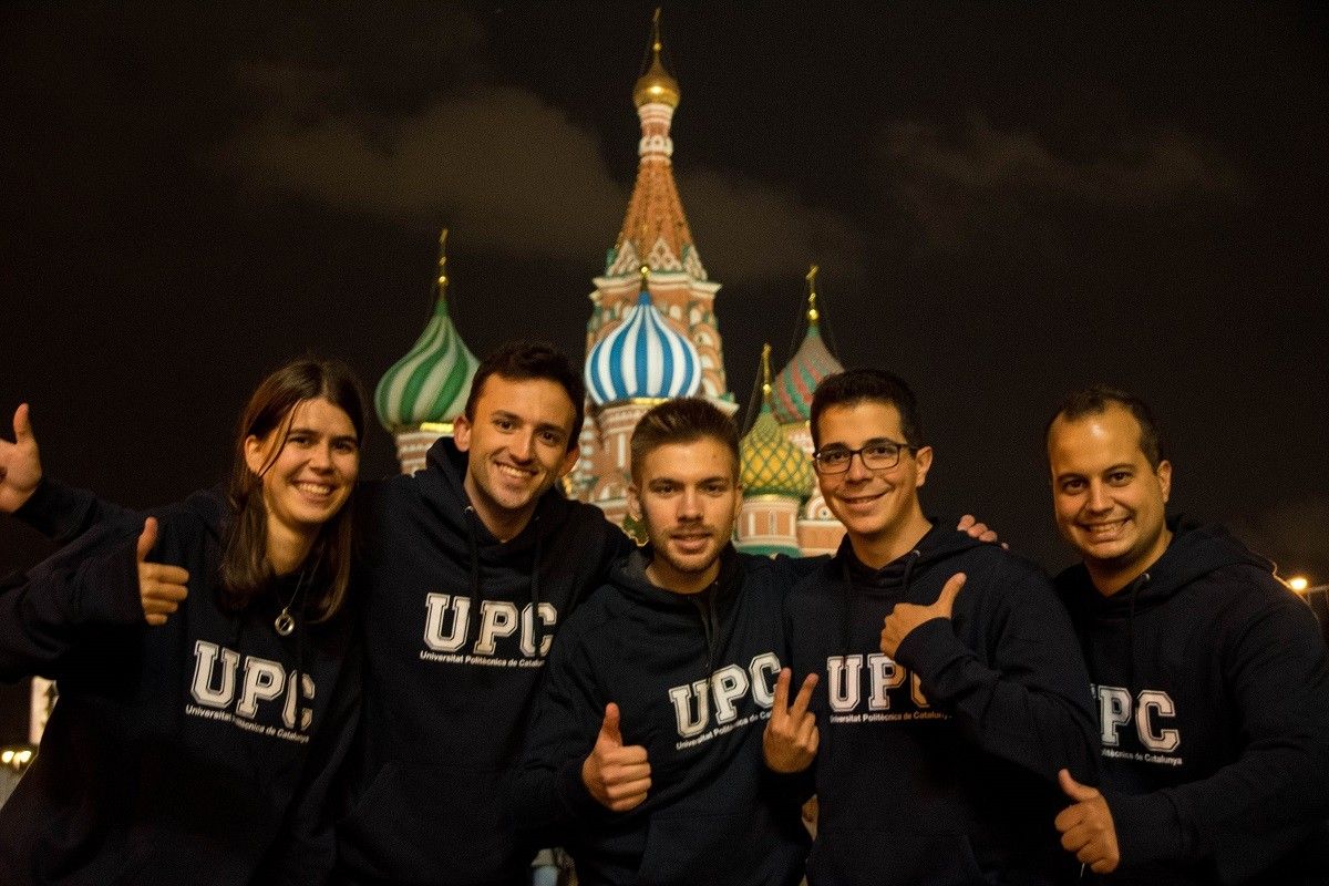 Els cinc representants de l'ESEIAAT a la Plaça Roja de Moscou.