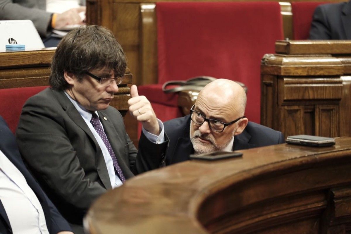 Carles Puigdemont, amb Lluís Corominas, a l'hemicicle del Parlament.
