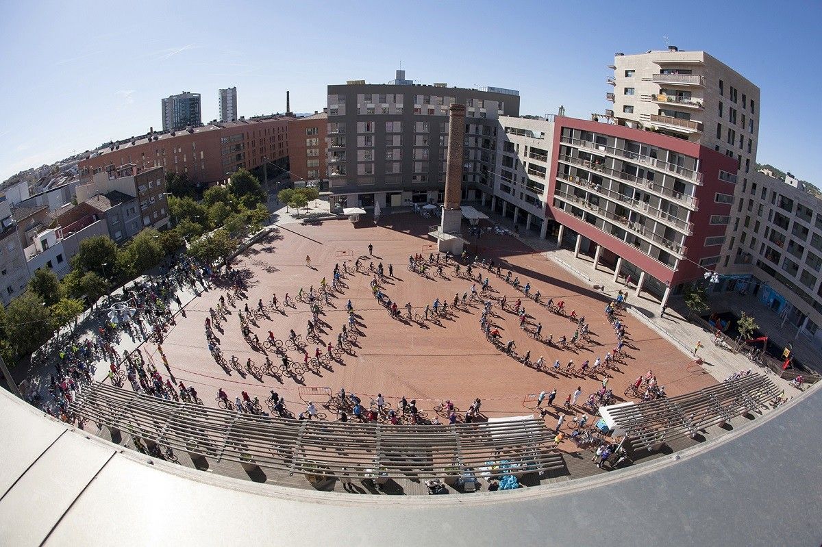 Fotografia del 'Circuit de la Bicicleta Humana' a la Plaça Nova de Terrassa