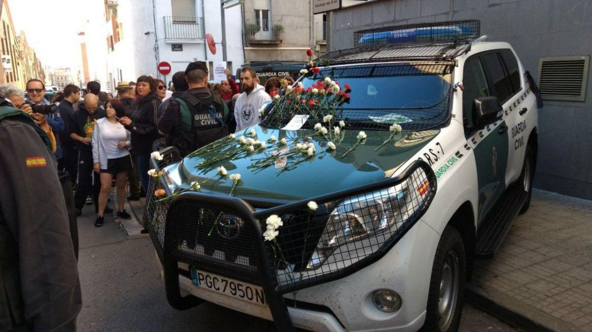 Un cotxe de la Guàrdia Civil a Terrassa ple de clavells. 