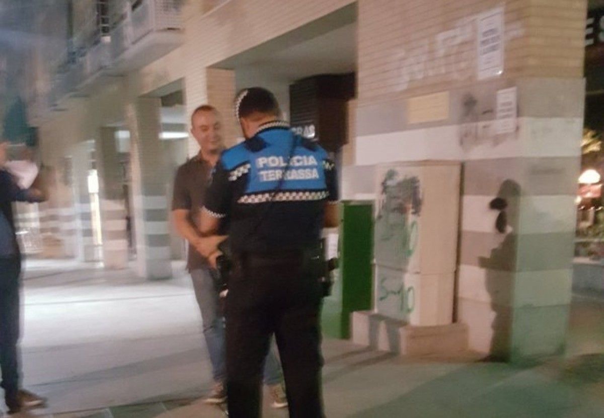 L'agent actua contra una persona a la plaça de Salvador Espriu.
