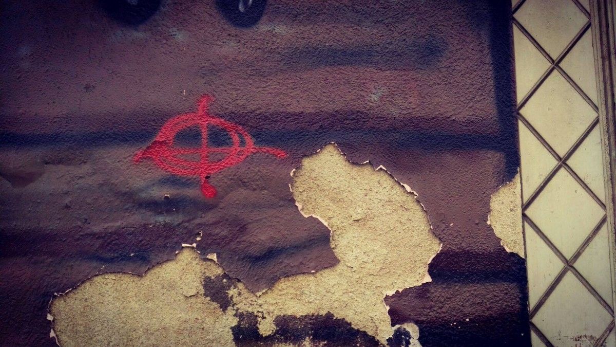 Pintada neonazi al Casal Popular Atzur.