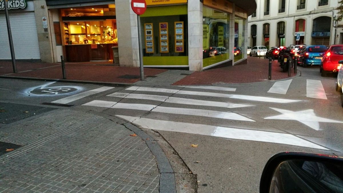 El pas de vianants del carrer de la Font Vella, amb forma d'estelada.