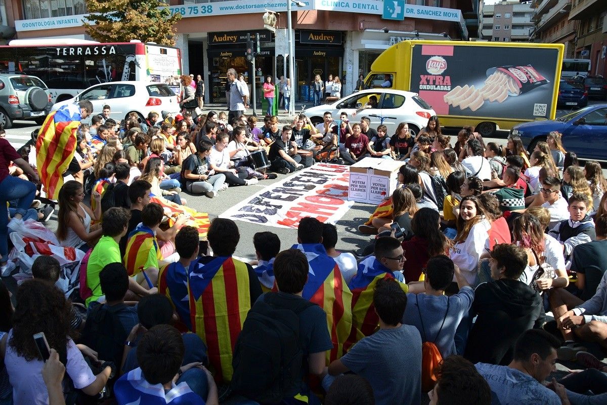 Els manifestants, asseguts a la rambla d'Ègara.