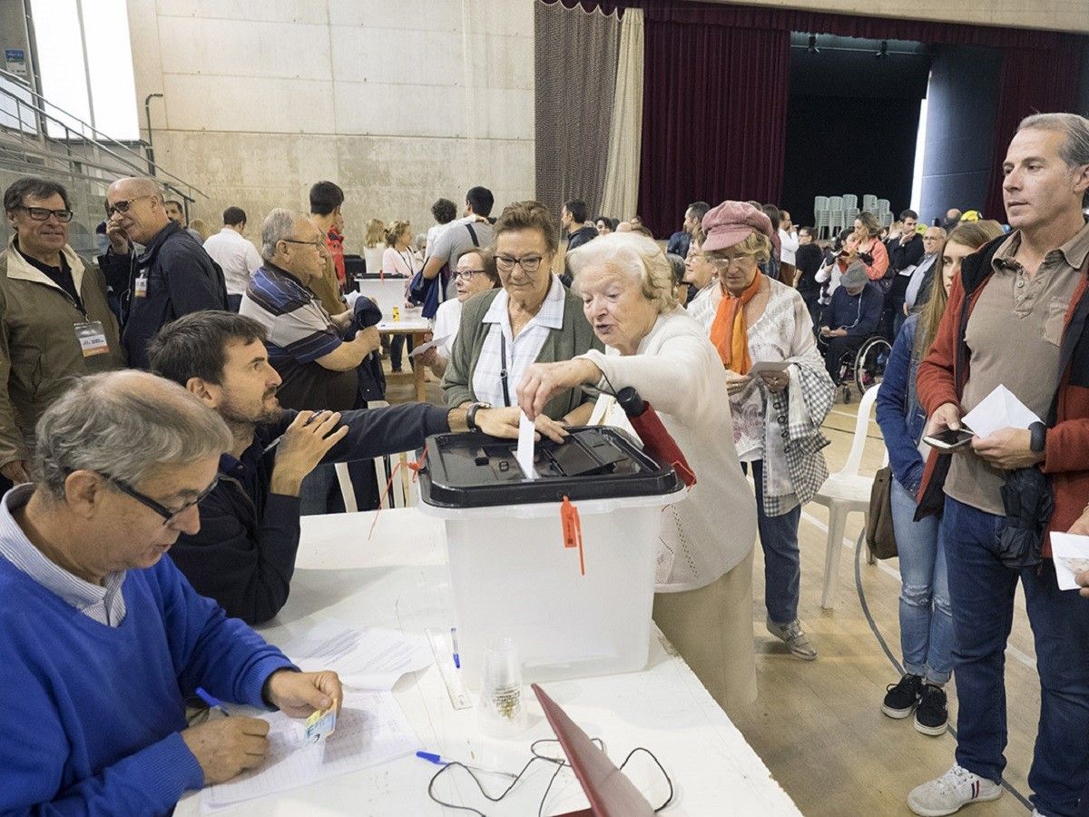 Votants de l'1-O al Pavelló Municipal de Matadepera.