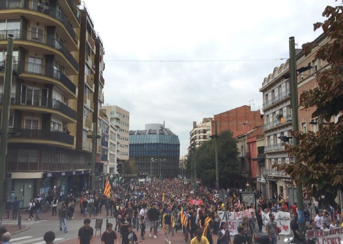 Milers de persones han pres el centre de Terrassa per condemnar la violència policial de l'1-O.