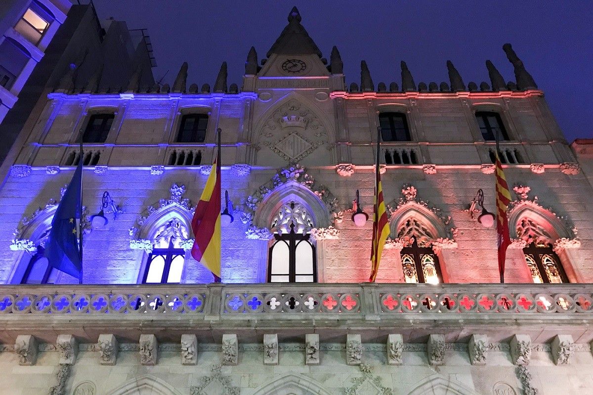 La façana de l'Ajuntament de Terrassa il·luminada pel Dia Mundial de la Paràlisi Cerebral.