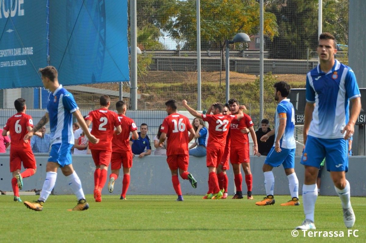Els jugadors del Terrassa FC celebren un gol al camp de l'Espanyol B.