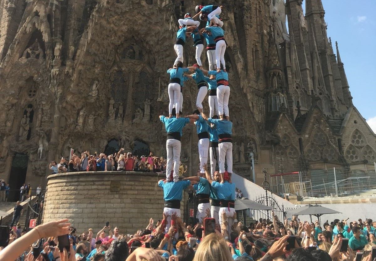 Cinc de set dels Castellers de Terrassa a la Sagrada Família.