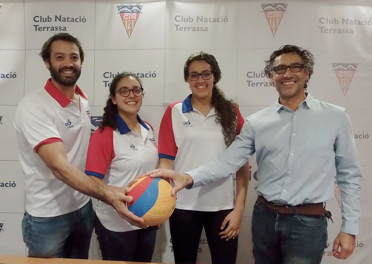 D’esquerra a dreta, el tècnic Xavi Pérez, Elia Montoya, Ángela Ruiz i el directiu Carlos Rodríguez.