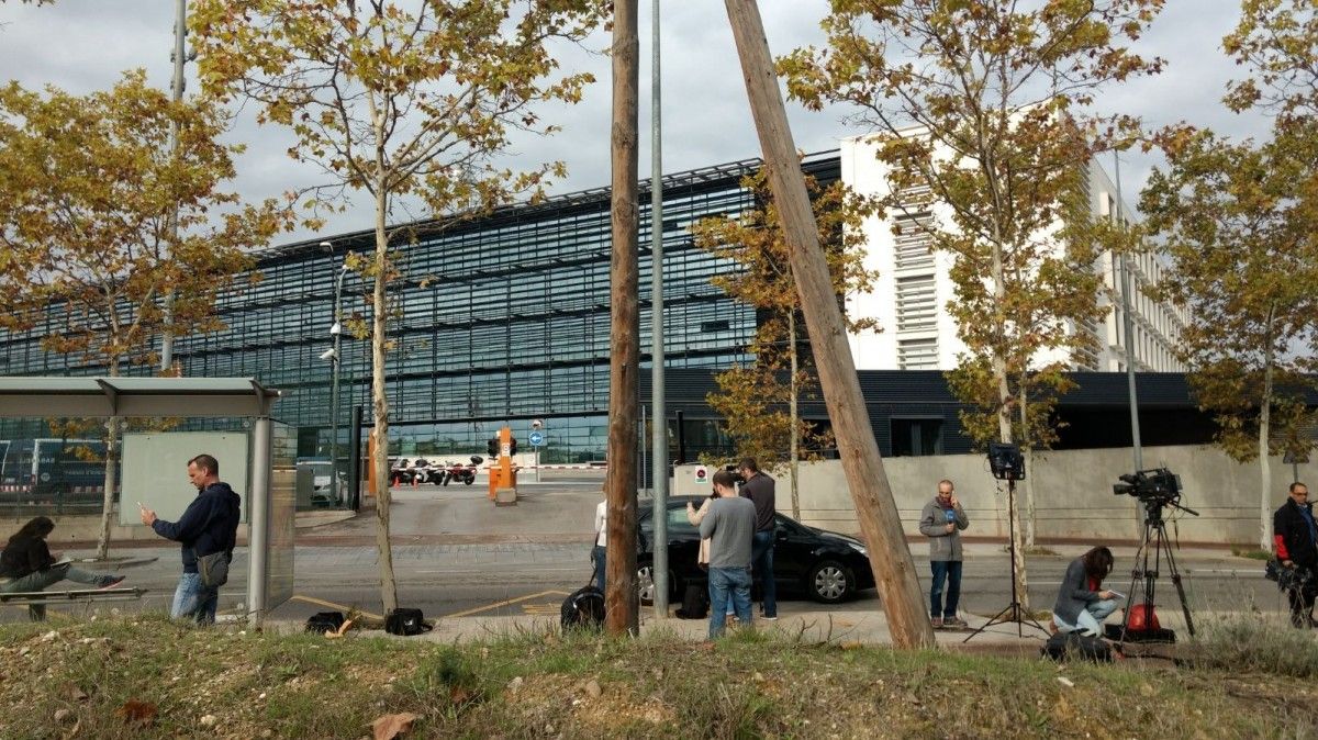 Expectació mediàtica davant del complex central dels Mossos