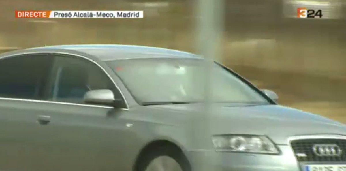 El cotxe de Carme Forcadell sortint de la presó d'Alcalá Meco