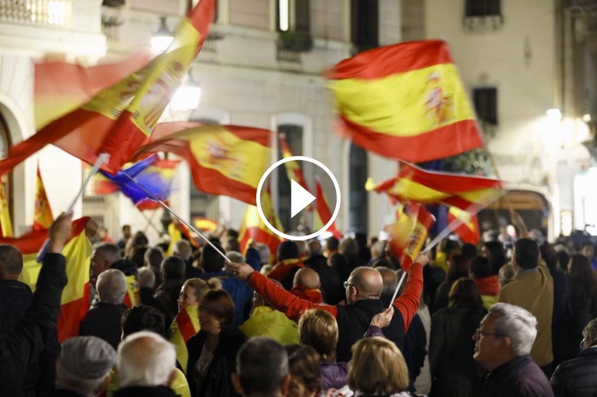 Els manifestants a la plaça Sant Roc reclamant la restauració de les banderes espanyola i europea