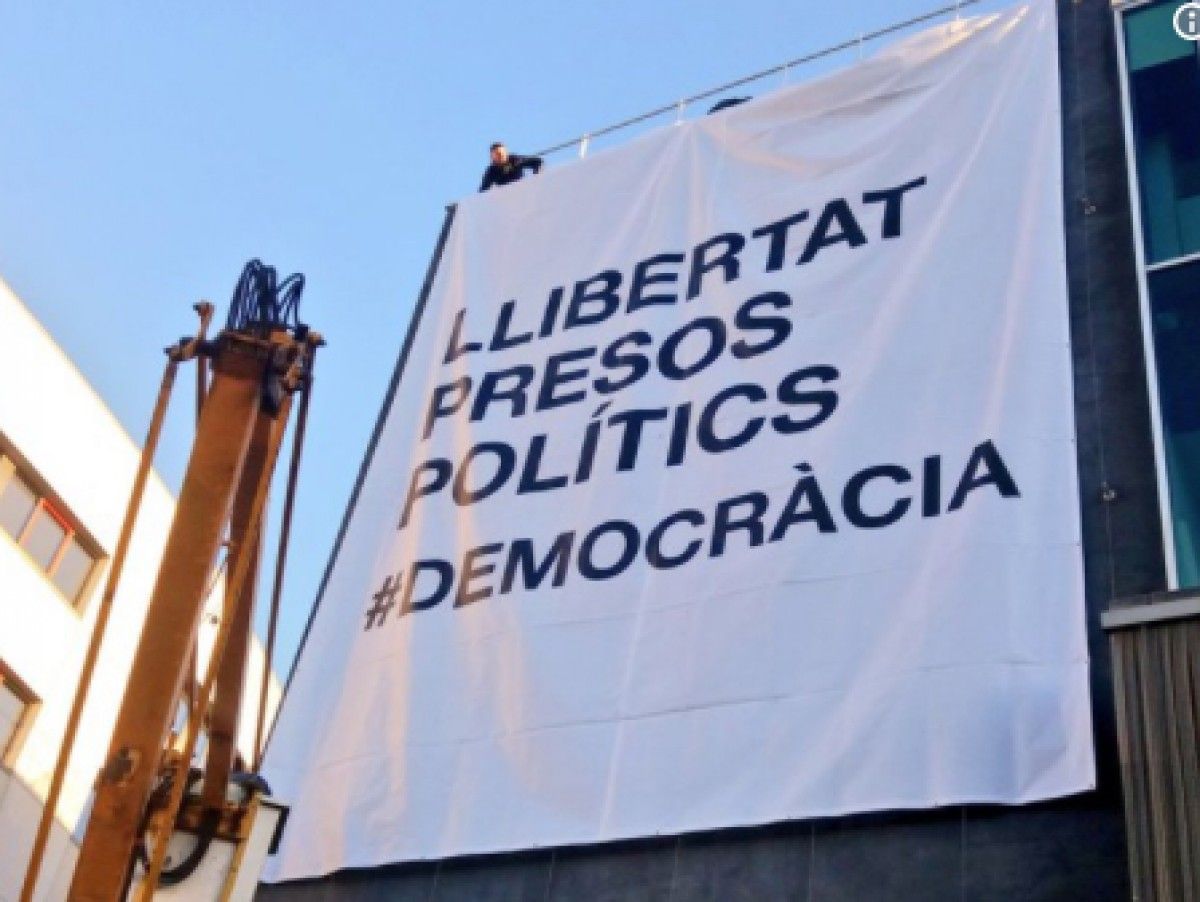 La nova pancarta que ha tornat a la façana de l'Ajuntament de Sant Cugat