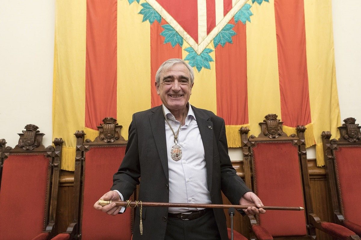 Alfredo Vega, amb els símbols d'alcalde de Terrassa.