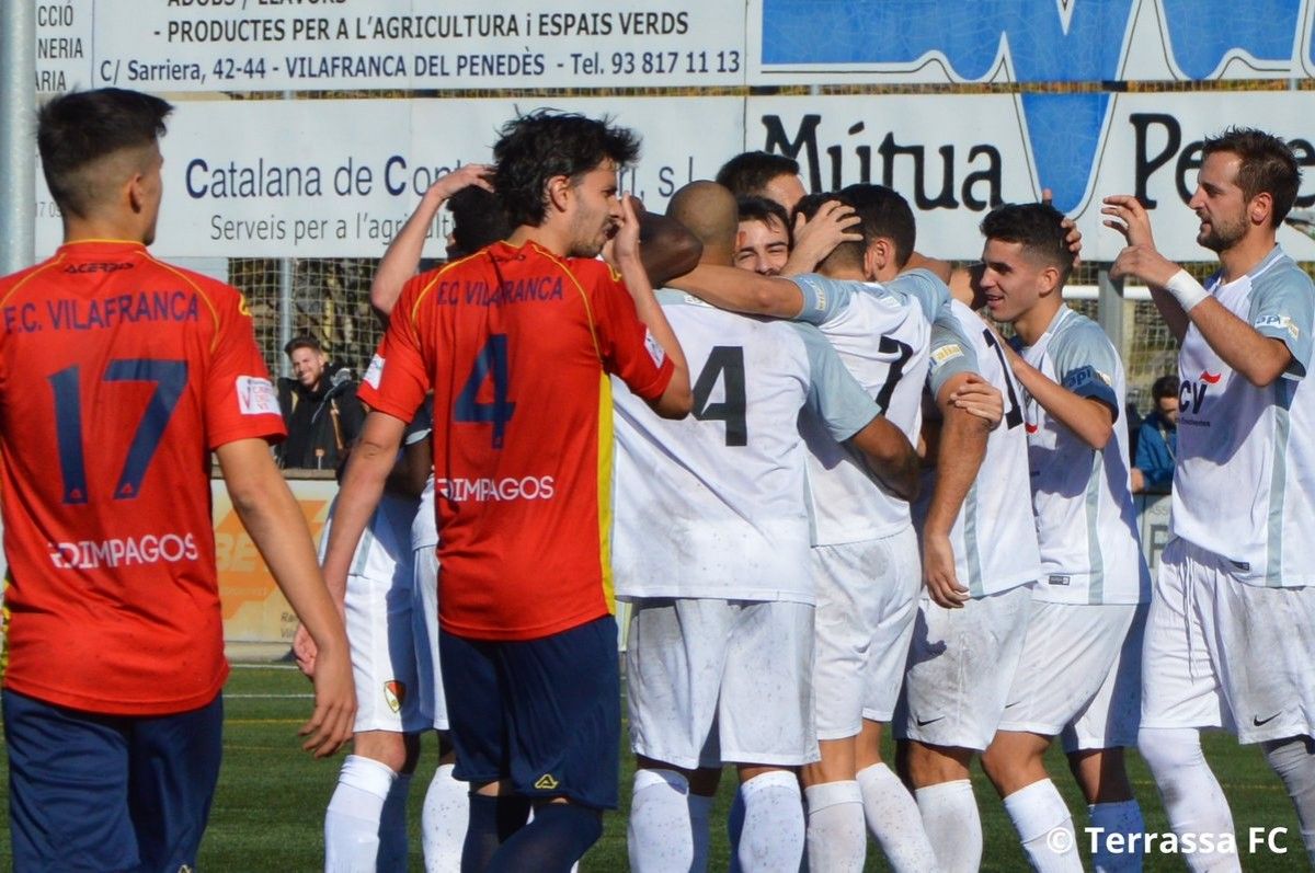 Els jugadors egarencs celebren un dels gols a Vilafranca.