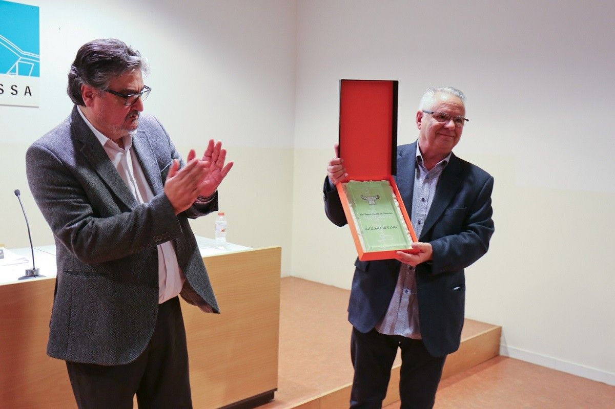 Amadeu Aguado lliura el premi Agustí Bartra Ciutat de Terrassa a Bernat Nadal.