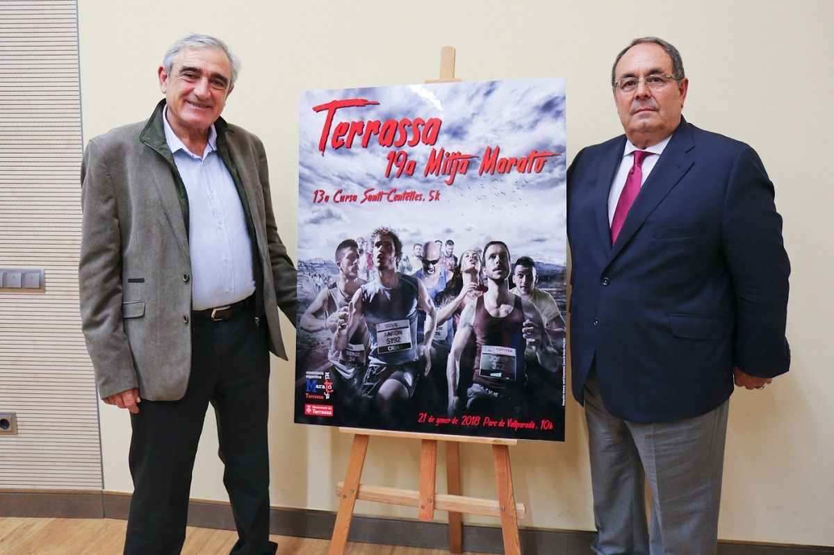 Vega i Otero, amb el cartell de l'edició de 2018 de la Mitja Marató Ciutat de Terrassa.