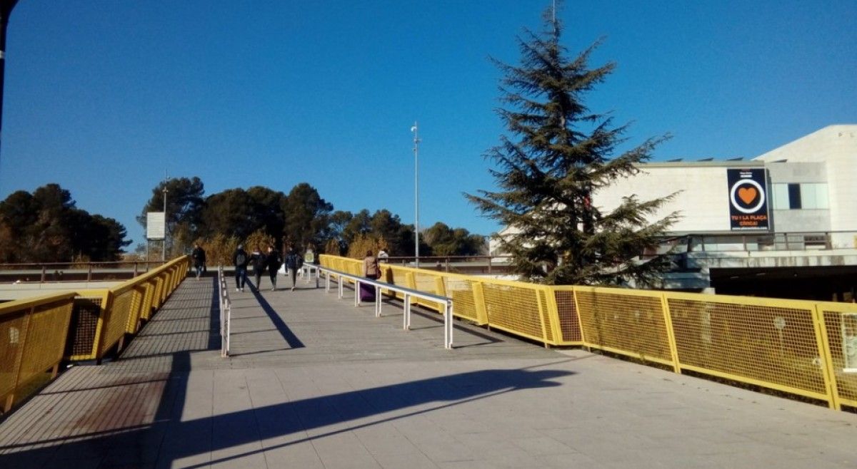 El pont que dona accés la plaça Cívica pintat de groc