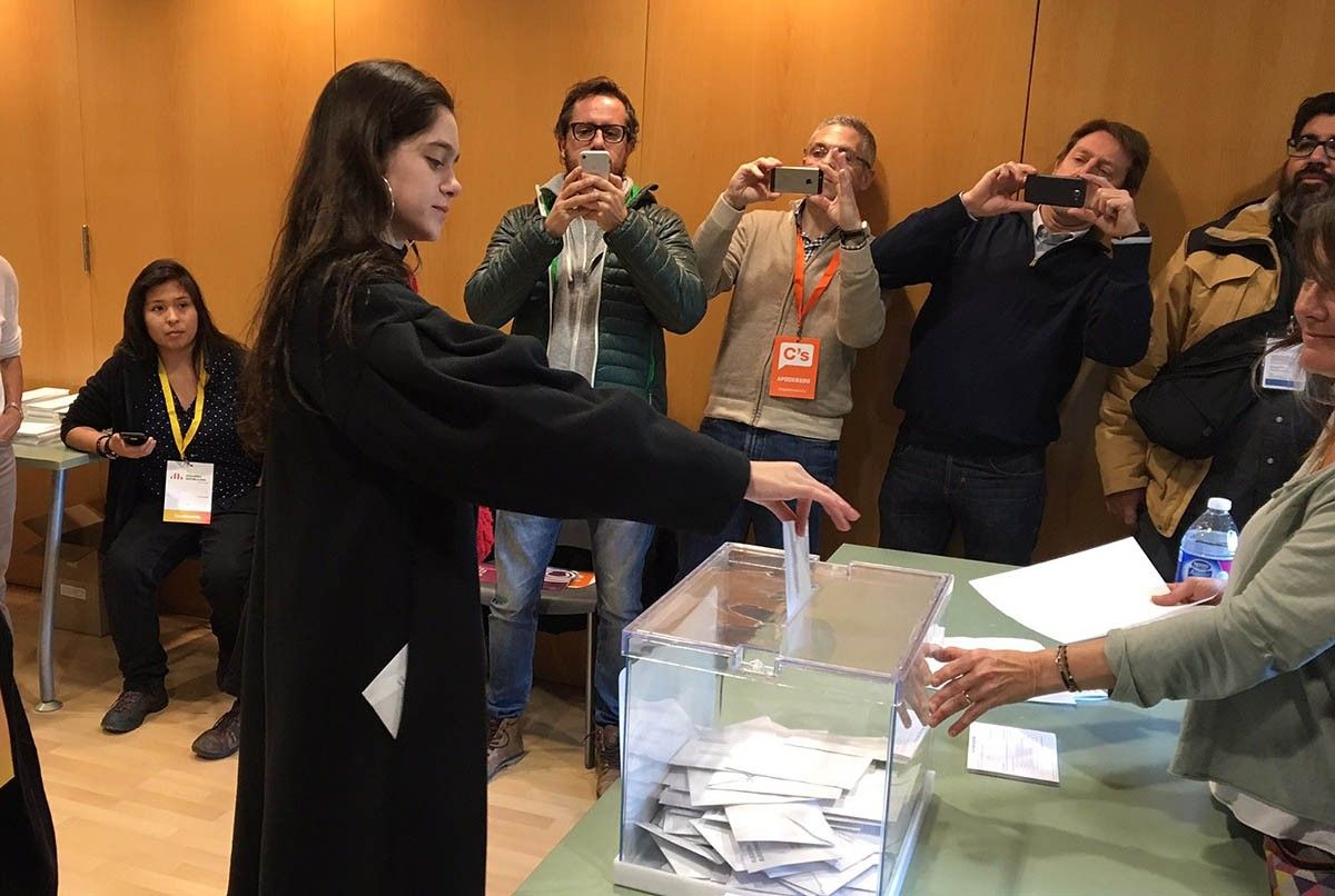 Laura Sancho, votant per Carles Puigdemont